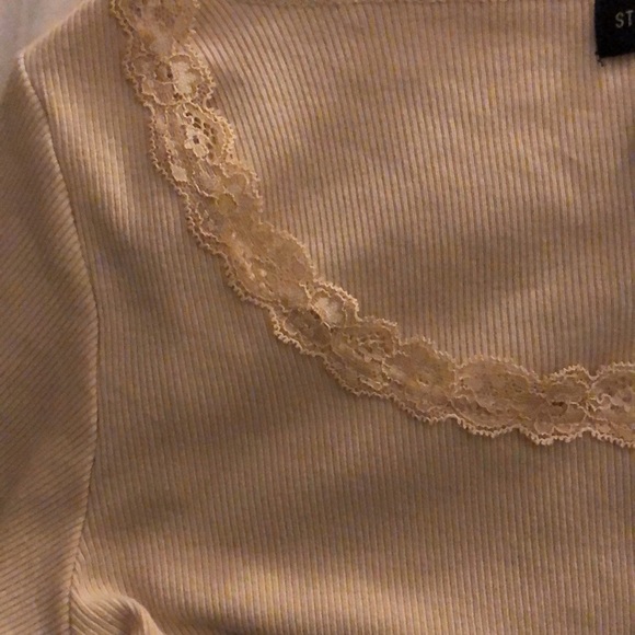 Cute laced cream top <3 - Picture 3 of 4